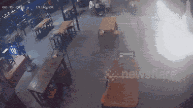 Video: Ô tô lao vào quán ăn, bàn ghế văng tung tóe