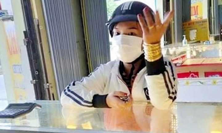 Truy tìm người phụ nữ lừa bán vàng giả cho tiệm kim hoàn