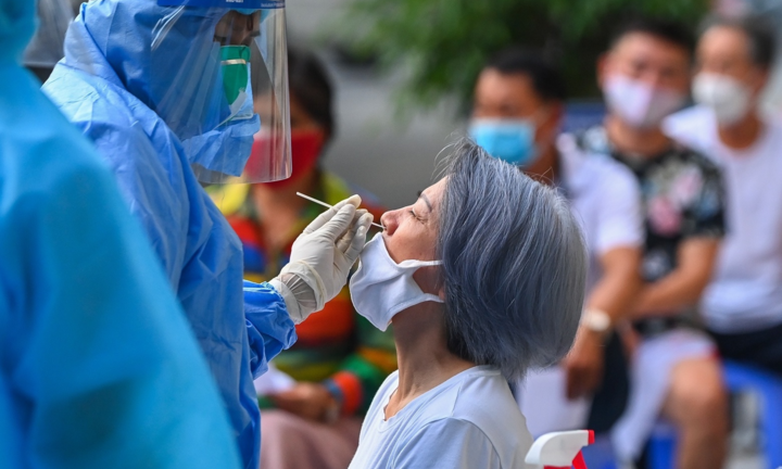 Hà Nội thêm gần 9.000 F0, TP.HCM chuẩn bị tiêm vaccine cho trẻ 5 -11 tuổi