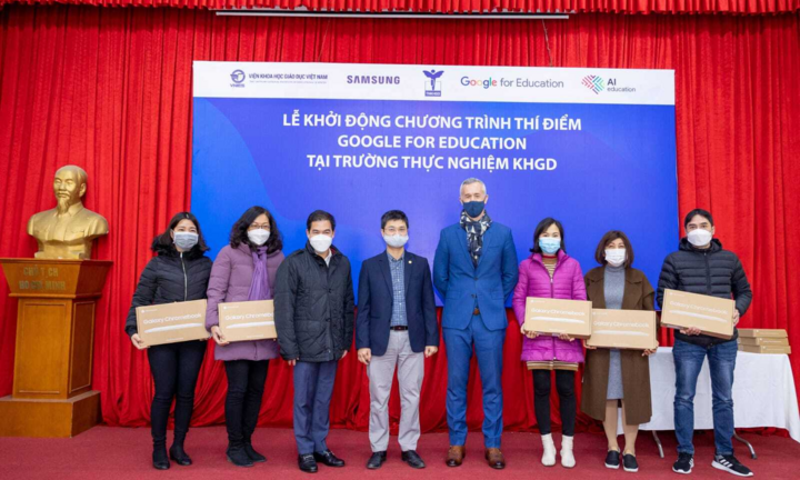 Samsung trao tặng Chromebook cho trường THCS Thực Nghiệm
