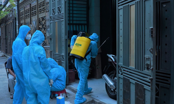 Dân đổ xô tìm kiếm, dịch vụ phun khử khuẩn căn hộ 'lên ngôi'