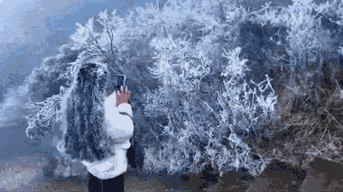 Video: Du khách chụp ảnh ngoài trời, mái tóc đóng băng gần 4kg 