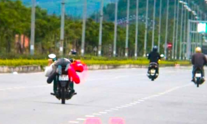 'Quái xế' phóng xe máy tốc độ gần 100km/h ‘thông chốt’ cảnh sát giao thông
