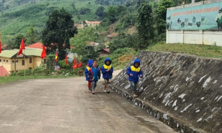 Rét kéo dài, thầy cô giáo vượt núi băng đèo vận động học sinh tới trường