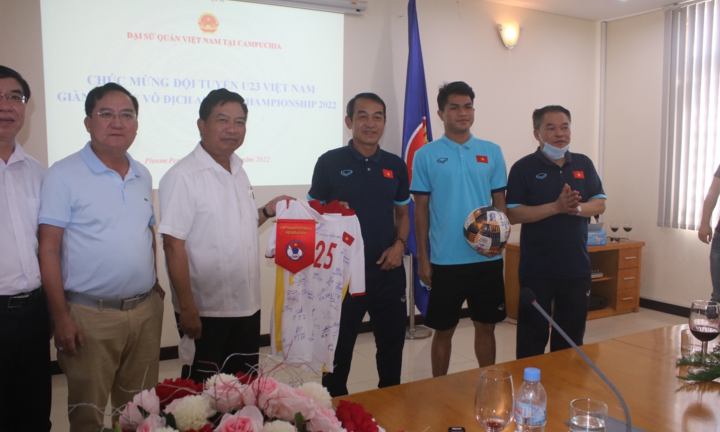 Đại sứ Việt Nam tại Campuchia chúc mừng thành công của U23 Việt Nam