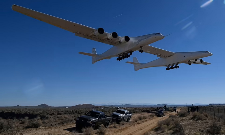 Video: Máy bay lớn nhất thế giới cất cánh trên bầu trời Mỹ
