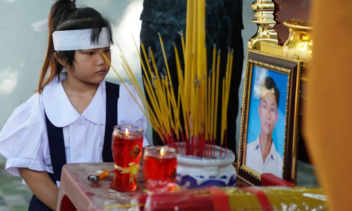 Ảnh: Người thân, bạn bè tiễn diễn viên Bảo Bảo về nơi an nghỉ