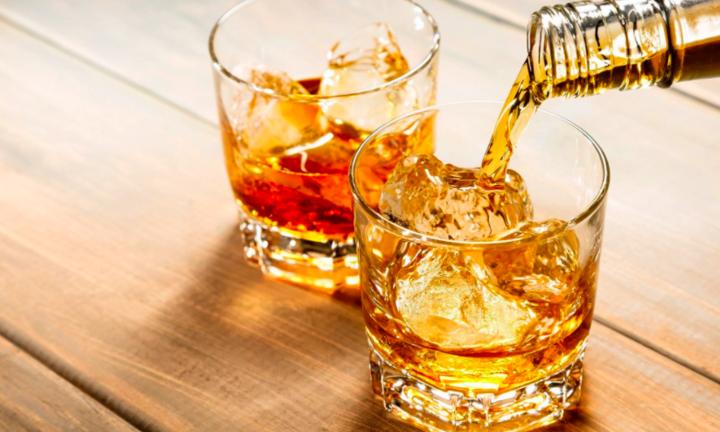 Điều nguy hiểm không nên làm khi uống rượu, vì có thể gây nguy cơ tử vong