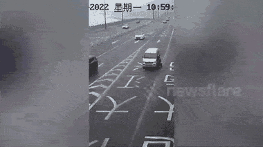 Video: Cảnh sát bám cửa ô tô ngăn tài xế tẩu thoát