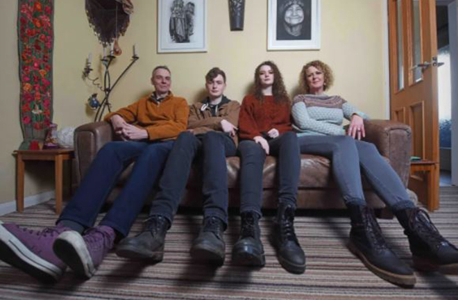 Gia đình kỳ lạ phải phá cửa để vào nhà vì ai cũng cao gần 2m