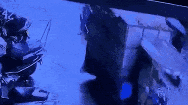 Video: 'Hố tử thần' nuốt chửng cả người và xe máy