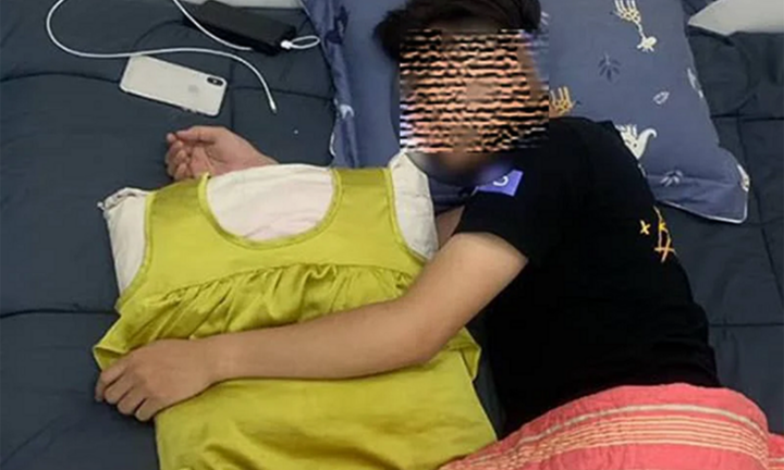 Thanh niên gây sốc khi có hành động kỳ quặc với đầm của bạn gái cũ suốt 1 năm