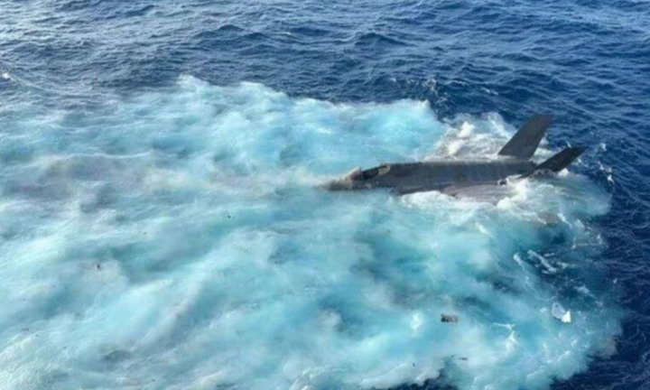 Hải quân Mỹ trục vớt tiêm kích gặp nạn tại Biển Đông 