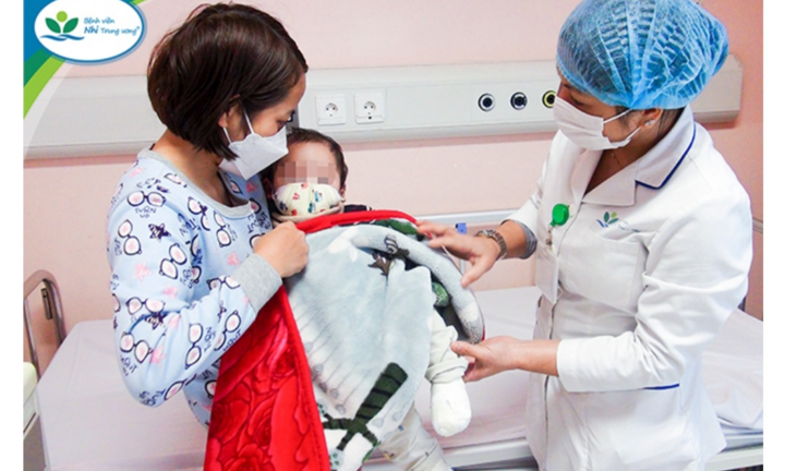 Xông phòng COVID-19, bé 6 tháng tuổi bị nhiễm trùng máu 