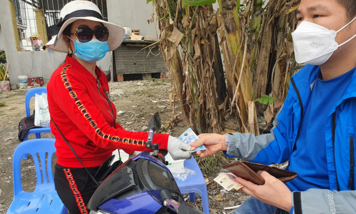 Bắc Giang: Kit test COVID-19 được bán như hàng rong ngay cổng Trạm Y tế