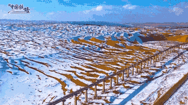 Video: Đẹp mê hồn cảnh tuyết phủ trên sa mạc ở Trung Quốc