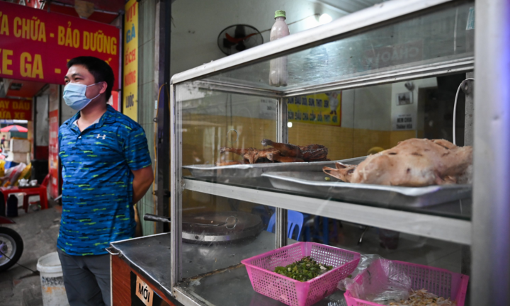 Hàng quán Hà Nội vắng khách khi số ca COVID-19 tăng kỷ lục