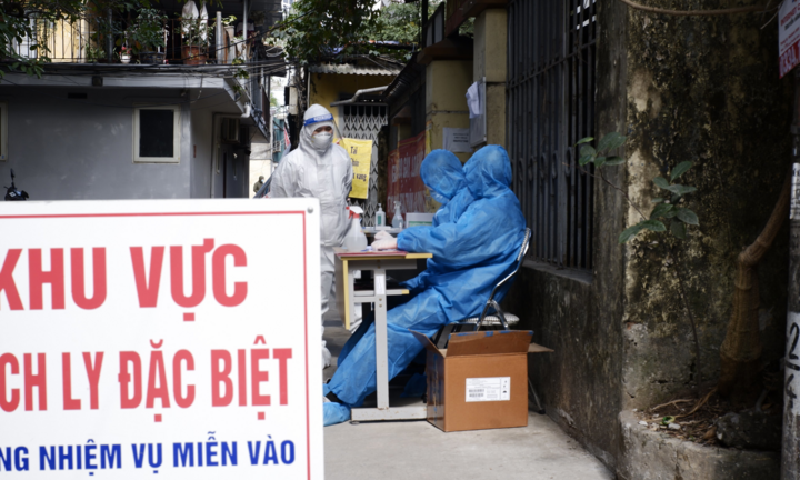 Cả trạm là F0, nhân viên y tế phường vừa tự điều trị vừa làm việc