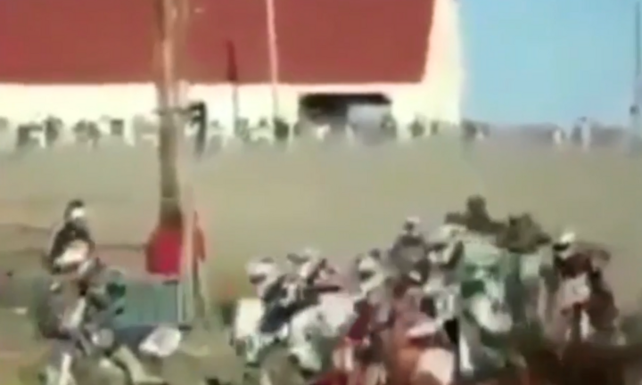 Tay đua ngơ ngác khi xe 'không cánh mà bay' 