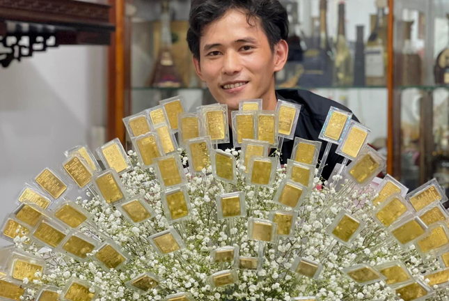 Bó hoa đính 100 lượng vàng tặng vợ 8/3 khiến dân mạng choáng váng