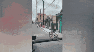 Video: Người bán bánh mì giữ thăng bằng 4 hộp nhựa trên đầu khi đạp xe trên phố