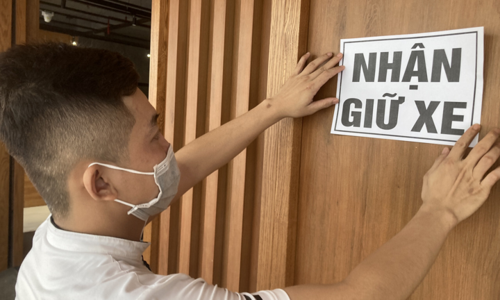 TP.HCM: Karaoke 'vùng cam' dừng hoạt động, chủ quán xoay đủ kiểu để mưu sinh