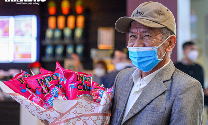 Ông nội tự tay làm bó hoa đặc biệt tặng cháu trở về từ Ukraine