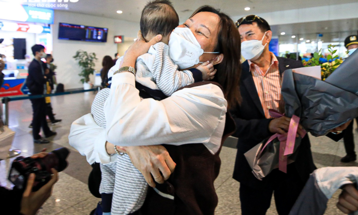 Ảnh: Hạnh phúc vỡ oà khi ông bà lần đầu tiên được gặp cháu trở về từ Ukraine