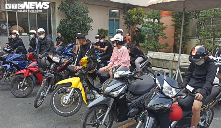 Công an vây bắt 28 'quái xế' so kè tốc độ, test nhanh 5 người mắc COVID-19