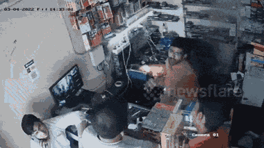 Video: iPhone phát nổ, nhiều người hoảng sợ bỏ chạy