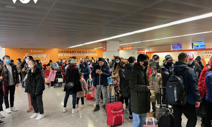 Gần 300 người Việt sơ tán khỏi Ukraine lên máy bay từ Ba Lan về nước