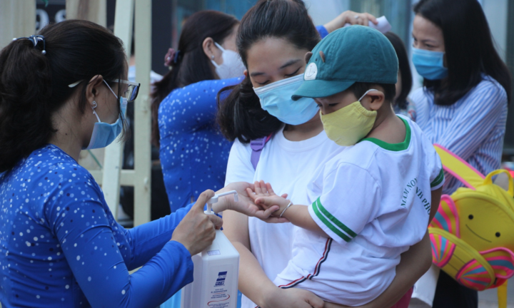 Có phụ huynh phải trả gần 3 triệu đồng/lần test PCR để con đến trường