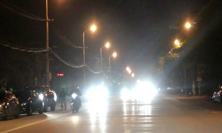 Đa phần người bật đèn pha làm 'mù' người đối diện cũng 'mù' lương tâm