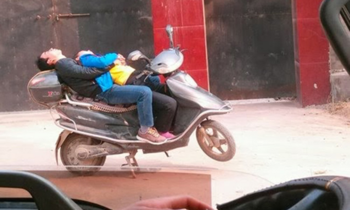Dính ‘lời nguyền tình yêu’, giới trẻ thi nhau thể hiện các trò yêu đương kỳ quặc