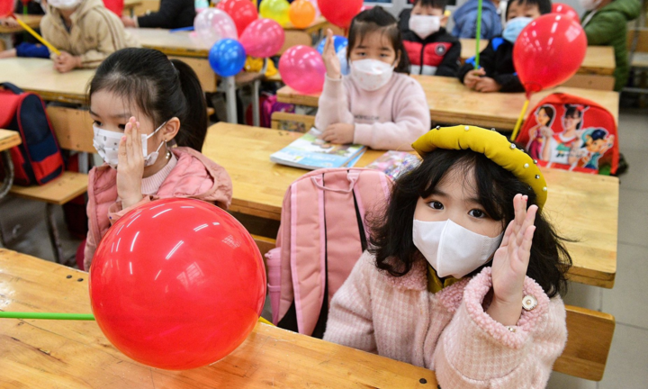 Phụ huynh Hà Nội chuẩn bị tâm lý khi cho con 5-11 tuổi tiêm vaccine COVID-19