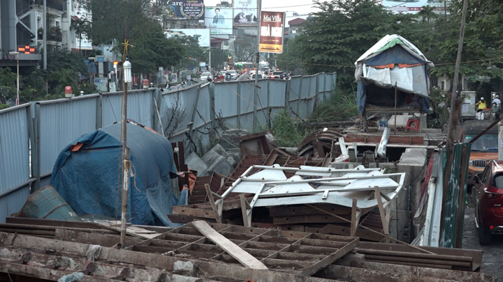 Video: Dân bức xúc đường 800 tỷ đồng ở Hà Nội chậm tiến độ, vật liệu ngổn ngang