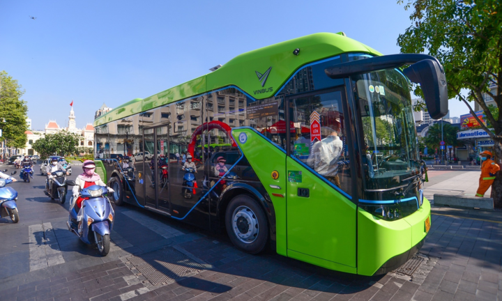 Người dân TP.HCM trải nghiệm VinBus: 'Như đi du lịch giữa lòng thành phố'