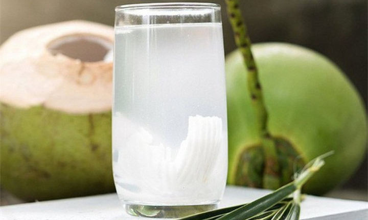 Uống nước dừa sau tiêm vaccine và trong quá trình điều trị COVID-19
