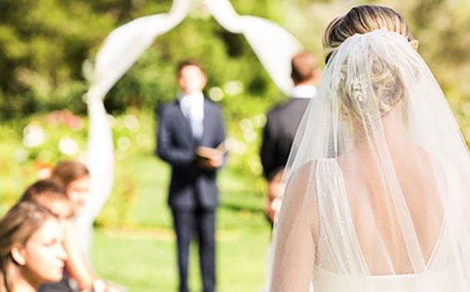 Tôi cấm cô bạn dự đám cưới khi biết đó là người yêu cũ của chồng mình