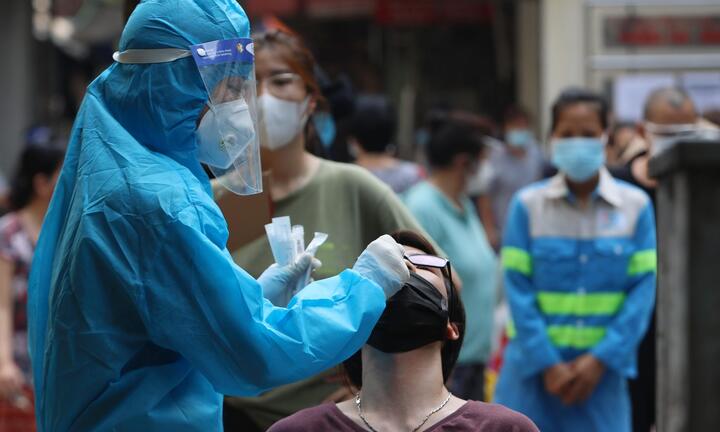 F0 ở Hà Nội thản nhiên ra ngoài, đi chợ: Nguy cơ dịch bùng phát mạnh