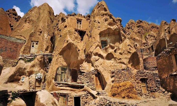 Vẻ kỳ thú của ngôi làng cổ 700 tuổi với những căn nhà xây trong núi đá