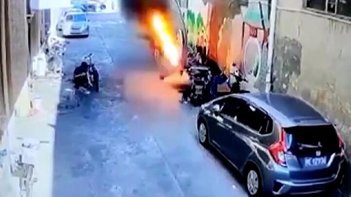 Video: Xe điện đang sạc bị bốc cháy, ngọn lửa phun cao vài mét