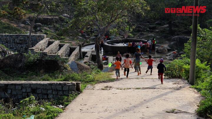 Video: Khám phá hồ nước nóng Đạ Long nổi tiếng ở Lâm Đồng