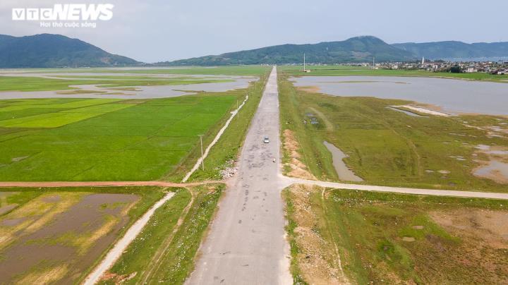 Ảnh: Đường vào khu liên hợp gang thép Formosa nát bét, ‘hành hạ’ người đi đường