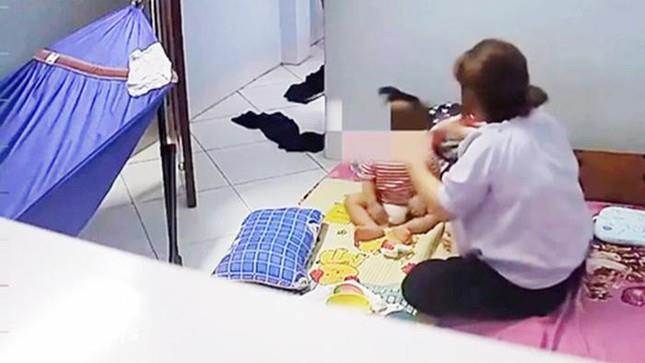 Bình Định: Công an làm việc với bảo mẫu đánh cháu bé 11 tháng tuổi
