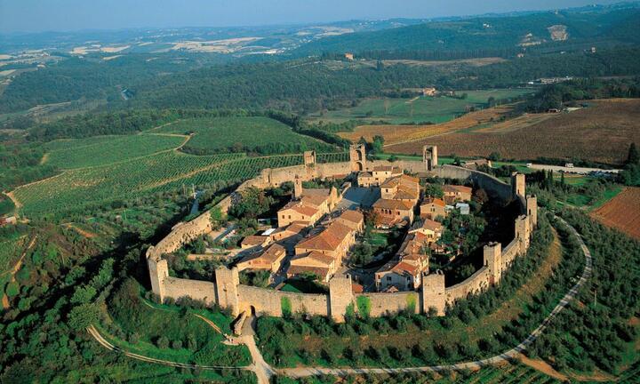 Thị trấn sót lại nguyên vẹn từ thời Trung cổ được vây kín bởi bờ tường sừng sững