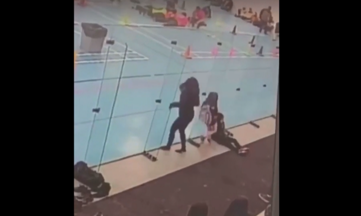 Người đẹp đập đầu vào cửa kính hết lần này đến lần khác