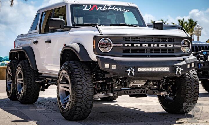 SUV địa hình Ford Bronco lạ mắt với bản độ 6 bánh