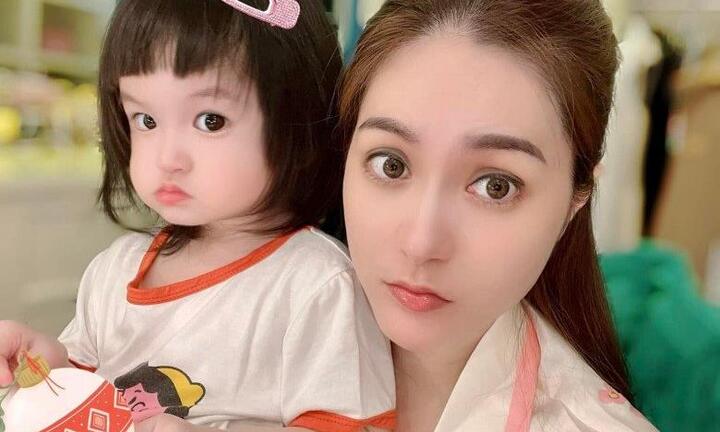 Đoàn Di Băng khoe con gái mới 1 tuổi đã 'kiếm' chục tỷ đồng