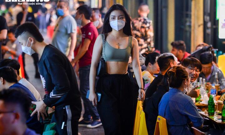 Ảnh: Phố ăn đêm 'sáng đèn' trở lại khi Hà Nội cho phép đón khách sau 21h